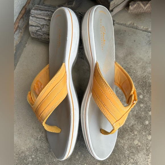 Clarks Cloud steppers Sport thong sandal in vibrant YellowFlip-Flops Sz- 8. O - Picture 8 of 12